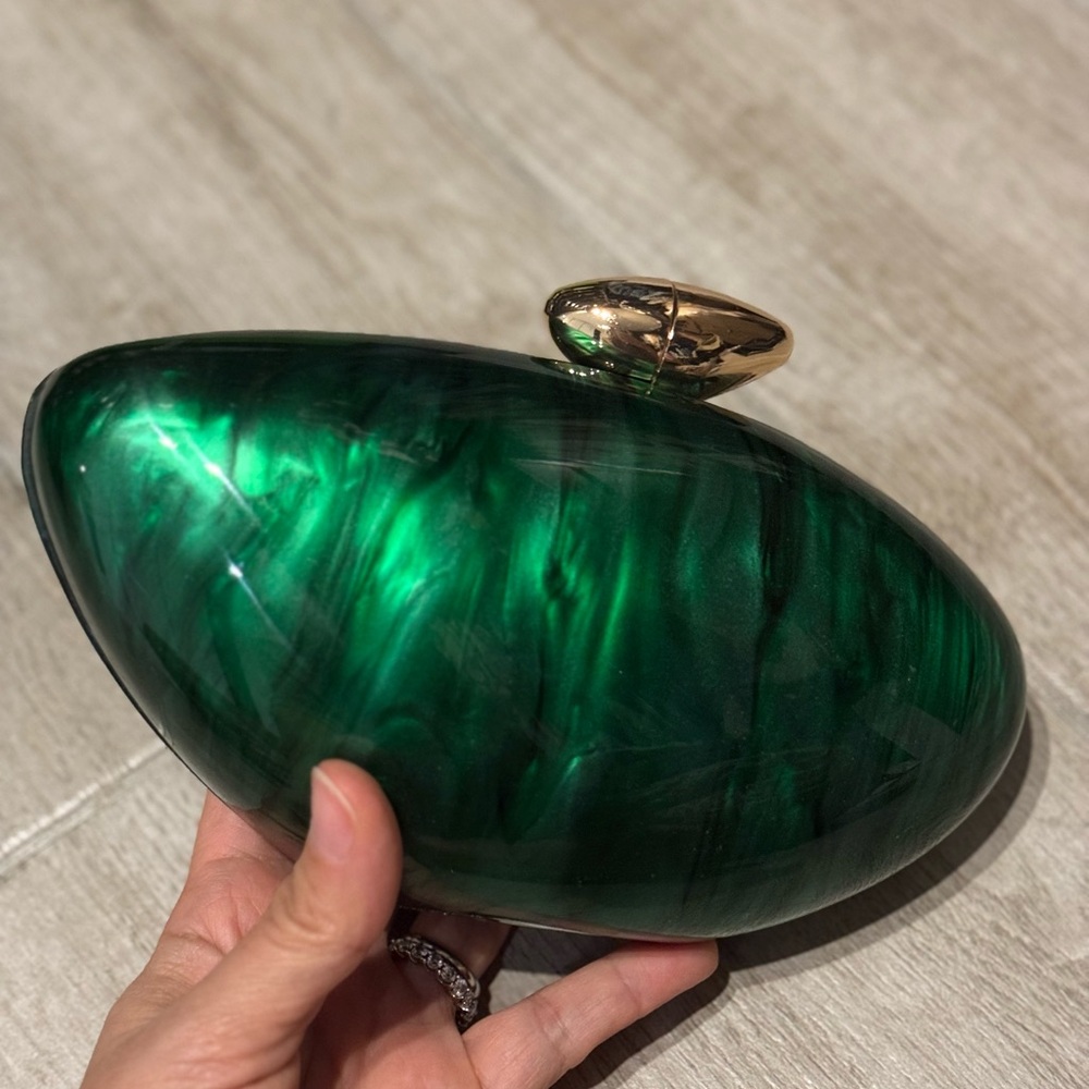 NWOT “shell style” emerald green clutch
